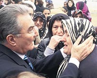 CHP lideri Baykal, Konya Milletvekili Nezir Bykcengizin ei Nahide Bykcengize sarlarak teskin etmeye alt.