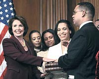 Ellisonun yemin törenine ABD Temsilciler Meclisi Başkanlığına seçilen ilk kadın olan Demokrat Partili Nancy Pelosi (solda) eşlik etti.