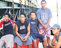 PLASTİK ŞİŞELERİ MEŞALE YAPTILAR... Aralarında 15 yaşında bir çoçuk da bulunan beş balıkçı, açık denizde dikkat çekmek için plastik meşaye yaktılar.
