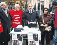 Emekli-Sen, emeklilerin taleplerini Babakan Erdoana iletmek zere balatt imza kampanyas kapsamnda Kzlayda 2 stand at.