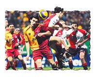 GENLER KTYD... Galatasarayn umudu gen oyuncular, Feyenoorda kar bekleneni veremedi. Alk olmad sa bekte grev yapan Mehmet Topal da aksayan isimler arasndayd.