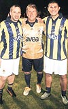 Zico ile futbol oynama ayrcaln yaayan arkadalarmz Deniz Derinsu (solda) ve Ouz Yrk, ma sonras Brezilyal hoca ile poz verdiler. 
