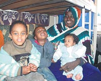 Somalili Osman ve ocuklarnn yzleri artk glyor.