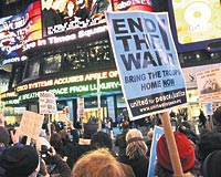 Bushun asker saysnn artrlmasn temel alan yeni Irak stratejisine tepkili binlerce Amerikal, protesto iin New York sokaklarna dkld.