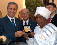 Blent Arn, Sudan'da onuruna verilen resepsiyona katld