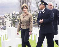 MEZARLIK ZYARET.... Halen Fransada temaslarn srdren Laura Bush, dn Paristeki Amerikan mezarln ziyaret etti.