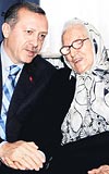 Erdoğan, eski bakanlardan Demokrat Partili merhum Tevfik İlerinin eşi Vasfiye İleriyi evinde ziyaret etti.