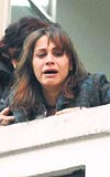 Hrant Dinkin kz Sera Dink, babasnn ynettii gazetenin balkonundan aada kanlar iinde yatan babasna bakarak feryat etti.