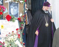Ermeni cemaatinin ruhani lideri Ermeni Patrii Mesrob Mutafyan dn Agos gazetesini ziyaret etti. Gazetede 10 dakika kalan Mutafyan elindeki bir demet iei gazetenin nnde oluturulan keye brakt.