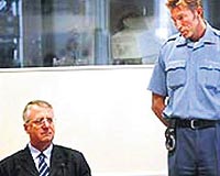 PARTNN BAKANI HAPSTE Radikal Partinin kurucusu ve lideri Vojislav Seselj, ubat 2003te Laheydeki Uluslararas Sava Sular Mahkemesine teslim oldu. 1998-2000 arasnda Devlet Bakan yardmcs olan Seselj, insanlk suundan tutuklu olarak yarglanyor.