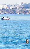 SOLUU DENZDE ALDILAR Antalyada dn hava scakl 21 dereceye knca, Antalyallar soluu denizde ald.