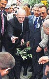 BİRLİKTE DİKMİŞLERDİ... Cemin mezarına zeytin dalı atan Papandreu, Onu daima hatırlayacağım dedi.