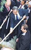 CHP Genel Başkanı Deniz Baykal, Zincirlikuyu Mezarlığında toprağa verilen Cemin mezarının üzerine toprak attı.