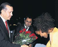 Başbakan Erdoğan, gecikmeyle rezervasyon yapılan Sheraton Otelinde yöresel kıyafetler giymiş bir genç kız tarafından kırmızı güllerle karşılandı.