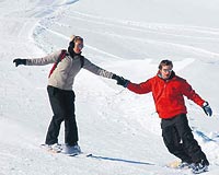 Kartalkayada tatil yapan Yamur Atacann tercihi snowboard oldu. Pnar Altuun kulland snowblade, kayaa benziyor ama uzunluu 90 santimi gemiyor. Snowblade, batonsuz kullanlyor.