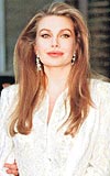 KABAREDE LGSN EKT Veronica, kabarede oyunculuk yaparken medya kral Silvio Berlusconinin dikkatini ekti ve  yllk ilikiden sonra evlendi.
