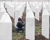 SEKZ BN K KATLEDLMT...   1993TE BM gvenli blgesi ilan edilen Srebrenitsa, Bosna-Hersek savandan kaan birok Mslman Bosnalnn aknna urad. Buradaki Mslmanlar silahszlandran Hollandal askerlerin ynetiminde ve korumasnda olan Srebrenitsada 11 Temmuz 1995te 8 bini akn erkek ve ocuk katledildi.