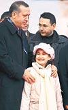 GÜLDÜRDÜ ..... Erdoğan, 8 yaşındaki Tutku Tınaz adlı çocuğun söylediklerine çok güldü. Tınazın Erdoğana Baykalın sözlerini fazla önemsememesini ve konuşmasında ondan bahsetmemesini önerdiği öğrenildi.