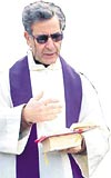 GEEN YIL LDRLD...   Trabzondaki Santa Maria Kilisesinde yllarca grev yapan talyan rahip Andrea Santoro, 16 yandaki bir gen tarafndan tabancayla ldrlmt...
