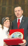 ERDOĞAN HATIRASI.... AKP Grup toplantısında gençlik kollarının temsilcileri ile görüşen Erdoğanla fotoğraf çektiren bir genç kız kendisini izleyen yakınlarına el sallayarak, sevincini ifade etti.