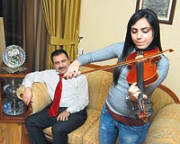 KIZI KEMAN ÇALIYOR.... BBP lideri Muhsin Yazıcığlunun kızı Firuze üniversite sınavlarına hazırlanıyor. Oğlu Furkan ise avukat olmak istiyor.