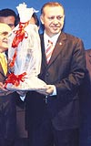HEDİYE GÜMÜŞ SEMAVER...   Erzincanın 89. yıldönümü nedeniyle düzenlenen geceye katılan Başbakan Erdoğana Erzincanlı İşadamları Derneği Başkanı Gülbey Sezgin gümüş semaver hediye etti. 
