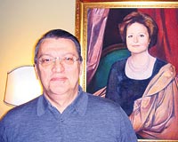 Mesut Ylmaz, evinin giriinde asl olan ei Berna Ylmazn portresinin nnde poz verdi.