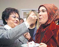 Erdoan, Toplumsal Geliim Merkezinin kurulu treninde pasta yemiti. 