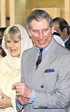 CAMDE SAINI RTT.... Prens Charles ve ei Camilla Kuveyti ziyaretlerinde Byk Camiyi gezdiler. Carnwall Desi Camilla camiye girmeden san beyaz bir earpla rtt.