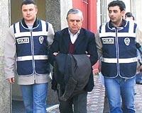 Mahkeme tarafndan tutuklanan Ercan Vuralhan, kelepe taklarak gtrld. Eski bakan kelepeyi kolunun zerine ald pardsnn altnda saklad.