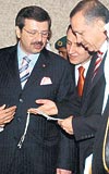 TESBİH HEDİYE EDİLDİ Türk Suudi İşkonseyi tarafından Ciddede düzenlenen toplantıya katılarak bir konuşma yapan Erdoğana, Suudi Arabistanlı bir işadamı tesbih hediye etti.