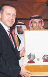 Trk-Suudi  Konseyi toplantsnda konuma yapan Erdoana konsey yetkilileri hediye verdi.