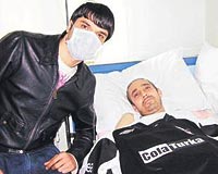 Gkhan Zan Haseki Hastanesinde tedavi gren lsemi hastalarn ziyaret etti.