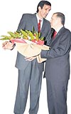 Halil İbrahim Kuzucu Erdoğana çiçek verdi.