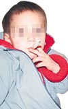 3 YAŞINDAKİ ÇOCUĞA SİGARAYI KİM VERDİ? Küçük çocuk, hastanenin bekleme odasında yalnız ve elinde sigarayla bulundu. Sigarayı kimin verdiği konusunda açıklama yapılmazken, bu sorumsuzluk tepkilere yol açtı.
