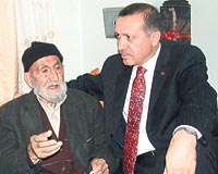 107 YAŞINDAKİ DEDEYE ZİYARET Başbakan, Adıyamanda Yeşilyurt mahallesinde oturan 107 yaşındaki Mehmet Aktaş ile Yavuz Selim mahallesindeki 95 yaşındaki Saliha Yükseli ziyaret edip sohbet etti.