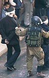 Genler Nablusta byle tutukland... srailin 28 ubatta yapt Nablus operasyonunun grntleri... Operasyonda tutuklanan, gzleri ve elleri balanan Filistinli genlerin fotoraflar ajanslara bu ekilde yansmt 