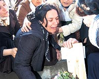 ELİNİ TUTAMADIM KIZIM Kızının mezarına giden anne Songül Dumru feryat etti. Elini tutamadım kızım diyen anne fenalaşarak hastaneye kaldırıldı.