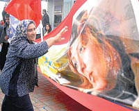 Elif Şafakın posterleri 301inci maddeden yargılandığı dönemde sokakta yakılmıştı.