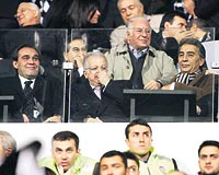 İki takım arasında ilk yarıda oynanan maçtan önce birlikte yemek yiyen Yıldırım Demirören ile Galatasaray Başkan Yardımcısı Adnan Polat, dünkü karşılaşmayı beraber izledi...
