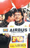AIRBUS ALIANLARI GREVDE Fransann Toulouse kentindeki Airbus fabrikasnda alan iiler, grubun, drt yl iinde 10 bin alann iten karma kararn protesto amacyla dn greve gitti.