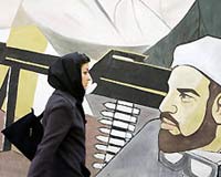 Tahranda kaldrmda yryen kadn (REUTERS)