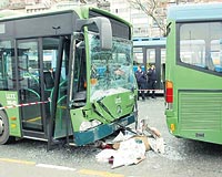 OTOBSLERN ARASINDA KALDI Mehmet Akyol, Beiktata ETT otobsnn yapt hzn kurban oldu. Akyol iki otobs arasnda skarak yaamn yitirdi.