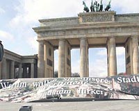 EHRN SEMBOL... Berlinin tarihi Brandenburg Kapsnda, evreciler protesto iin pankart atlar. 