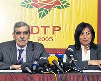 Basn aklamasn DTP Genel Bakan Ahmet Trk ve Aysel Tuluk dzenledi.