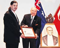 Karamrsel, Avustralya Trk Konseyi Bakan Erkal Ekene dedesinin tablosunu verirken.