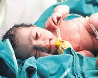 ADI GÜLCAN Kaldırımda doğan bebeğe Gülcan ismi verildi. Doktorlar minik Gülcan ile annesinin sağlık durumunun iyi olduğunu bildirdi.