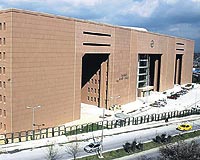 Bakırköy Adalet Sarayının girişindeki hâkim, savcı ve avukatların temsil edildiği heykel ile Atatürk büstü ünlü heykeltıraş Tankut Öktem tarafından yapıldı.