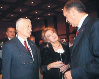 Elindeki karanfili tiyatro sanatçısı Çolpan İlhana veren Erdoğan, bir süre sohbet etti.