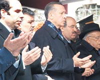 CENAZE NAMAZINDA EN ÖNDE SAF TUTTULAR... Yaptığı hayırlar ve insanlığıyla halkın gönlünü kazanan Kadir Has, son yolculuğuna çıkarken yalnız değildi. En önde saf tutan (soldan sağa) manevi oğlu Nuri Has, Dışişleri Bakanı Gül, Başbakan Erdoğan, Milli Eğitim Bakanı Çelik ve 9. Cumhurbaşkanı Demirel namaz sonrasında dua ettiler. Cenaze arabasına kadar omuzlarda götürülen Kadir Hasın naaşına halk karanfiller attı.